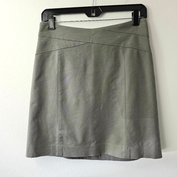 Banana Republic Size 4 Stretch Mini Skirt Back Zipper Gray - Picture 1 of 9